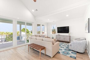 Ferienhaus, Mehrere Betten, Balkon, Meerblick | Wohnbereich | Fernseher