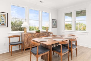 In-room dining - Sweet Retreat by Tybee Vacation Rentals (Tybee Island)