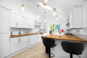 Køleskab, mikrobølgeovn, ovn, kogeplade