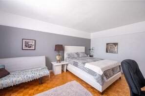 3 bedrooms, desk, iron/ironing board, free WiFi