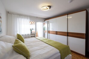 2 Schlafzimmer, Schreibtisch, Bügeleisen/Bügelbrett, Reisekinderbett