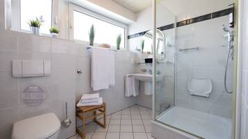 Dusche, Haartrockner, Handtücher, Seife