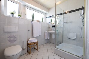 Een douche, een haardroger, handdoeken, zeep