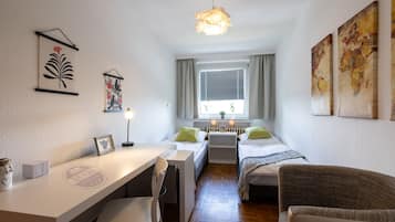 2 slaapkamers, een bureau, een strijkplank/strijkijzer, reisbedje