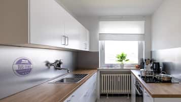 Een koelkast, een magnetron, een vaatwasser