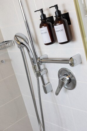 Dusche, Haartrockner, Handtücher, Seife