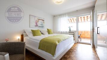 2 Schlafzimmer, Schreibtisch, Bügeleisen/Bügelbrett, Reisekinderbett