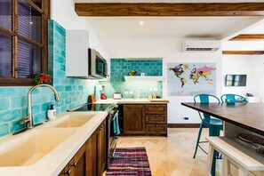 Kühlschrank, Geschirrspüler, Wasserkocher mit Kaffee-/Teezubehör