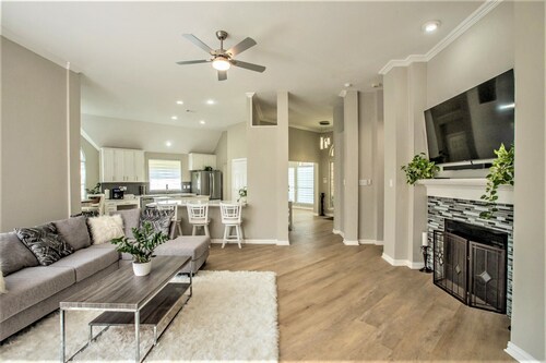 Modern 1-Story, 10mins from DFW Airport. Pets Welcome. Beautiful Neighborhood.
