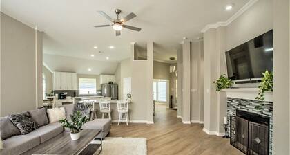 Modern 1-Story, 10mins from DFW Airport. Pets Welcome. Beautiful Neighborhood.