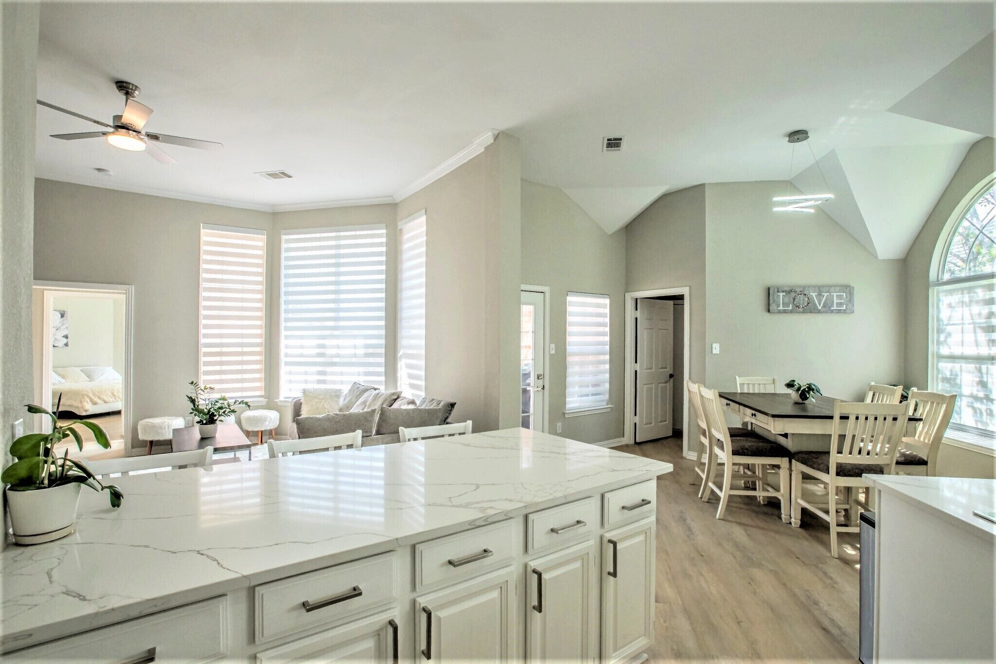 Modern 1-story, 10mins From Dfw Airport. Pets Welcome. Beautiful Neighborhood. - Irving, TX