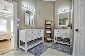 3 bedrooms, desk, iron/ironing board, free WiFi