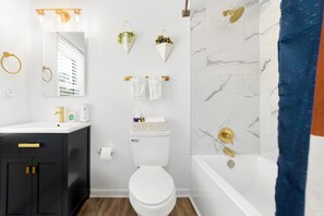 Dusche, Haartrockner, Handtücher, Seife