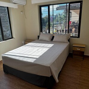 3 slaapkamers, een strijkplank/strijkijzer, wifi, beddengoed