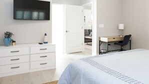 Makuuhuoneessa on sänky, työpöytä, tuoli, televisio ja vaatekaappi.
