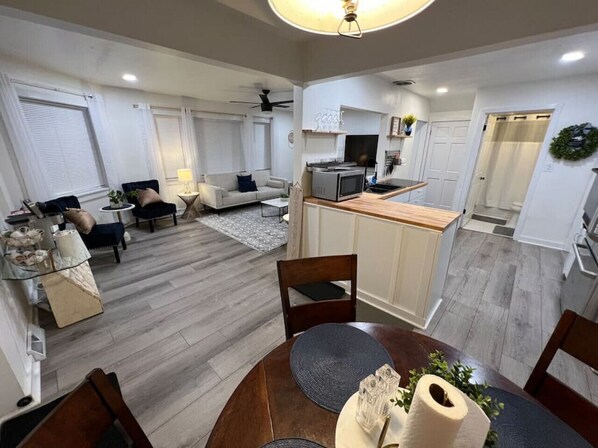 TV - Charming meets Modern 4 bedrooms (Milwaukee)