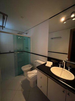 Family Apartment | Bathroom - Apartamento Chateau du Loire (Campos do Jordão)