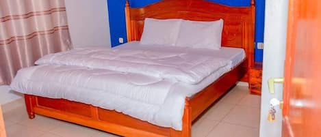 6 bedrooms, iron/ironing board, WiFi, bed sheets