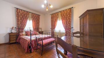 10 bedrooms, iron/ironing board, free WiFi, bed sheets