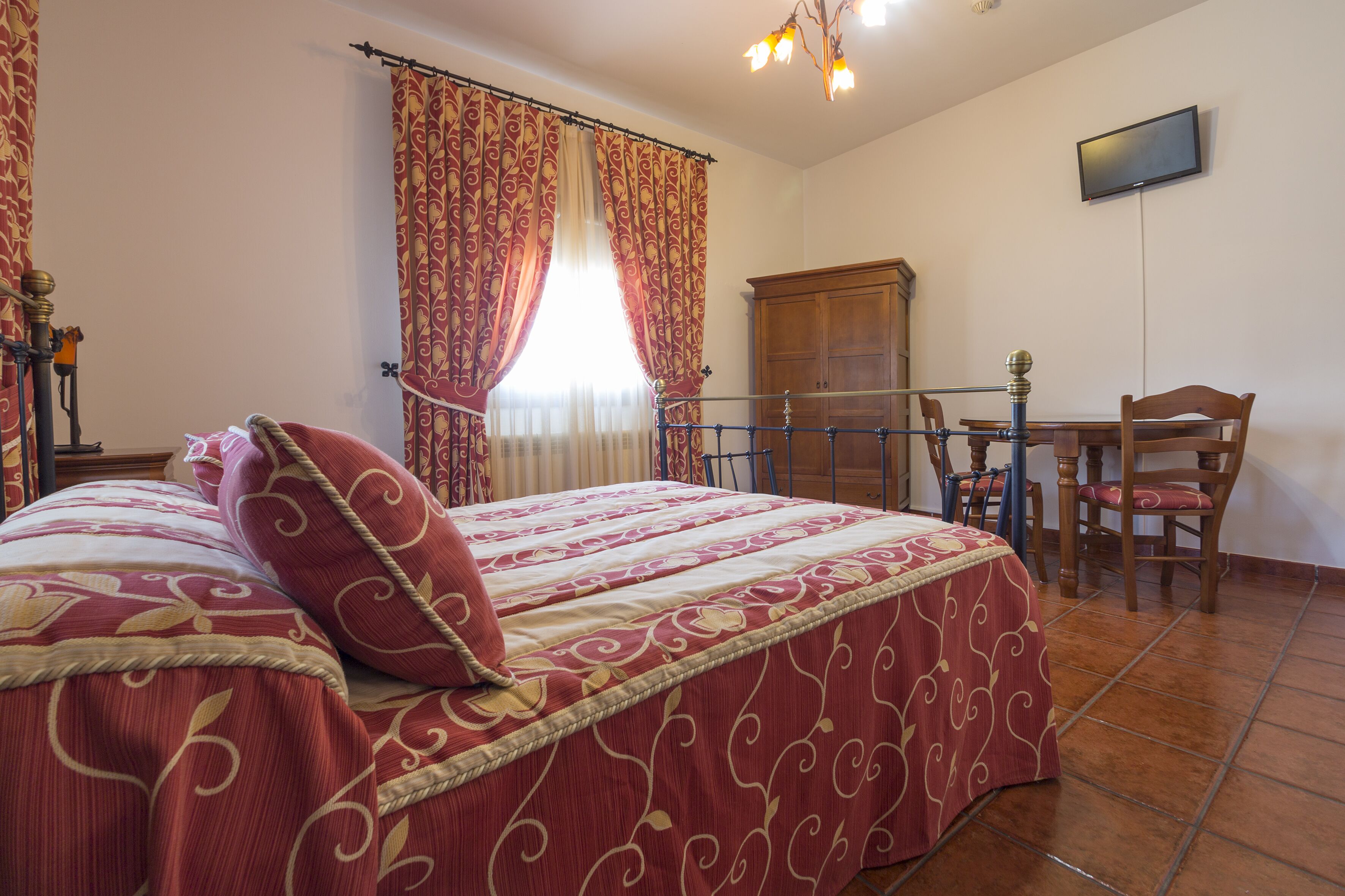 10 dormitoris, planxa i posts de planxar, wifi gratuïta i roba de llit 