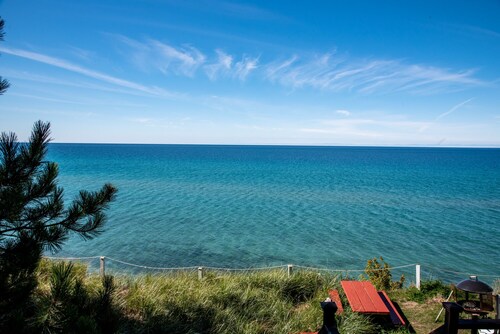 Cair Paravel, Lakefront family cottage  with spectacular views, private beach