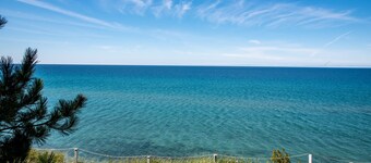 Cair Paravel, Lakefront family cottage  with spectacular views, private beach