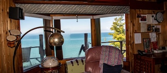 Cair Paravel, Lakefront family cottage  with spectacular views, private beach