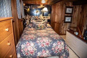 5 bedrooms, iron/ironing board, WiFi, bed sheets