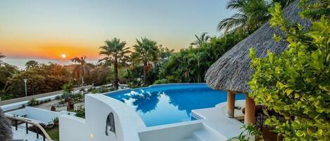 Una piscina al aire libre, tumbonas