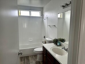 Hårtork, handdukar och tvål