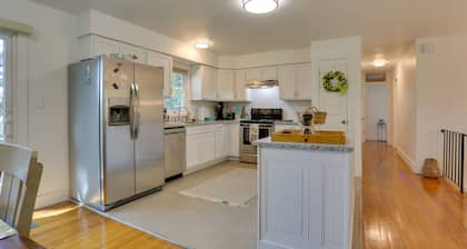 Kiamesha Lake Home w/ Deck: 4 Mi to Resorts World!