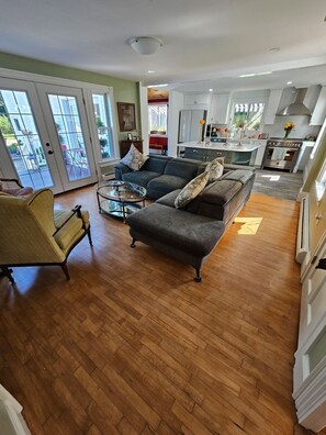 Téléviseur, foyer, livres