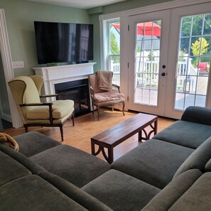 Fernseher, Kamin, Bücher