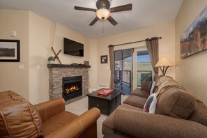 Smart TV, fireplace, DVD player, books - Ski In/Ski Out Top Floor with Views and Amenities- Heated Parking Garage (Granby)