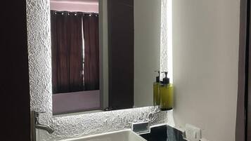 Standard Room | Bathroom | Shower, rainfall showerhead, towels, soap