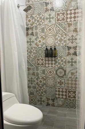 Standard Room | Bathroom | Shower, rainfall showerhead, towels, soap - Yolotl Sleep Experience (Piedras Negras)