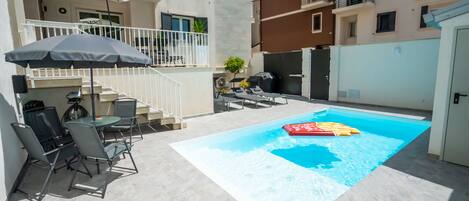 Een buitenzwembad en een verwarmd zwembad