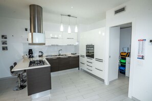 Fridge, microwave, oven, stovetop - Diamante Scirocco Holiday House with Heated Pool (Rosolini)