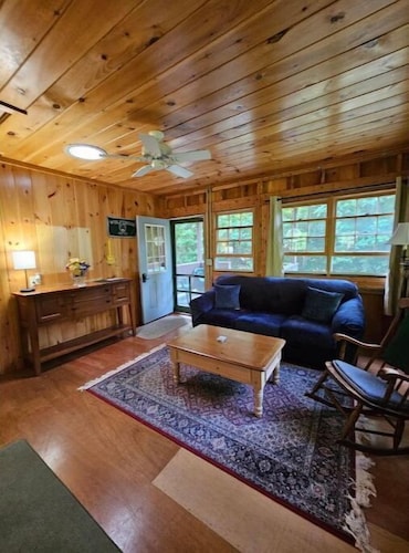 Private Cabin Getaway in the Woods Rockland