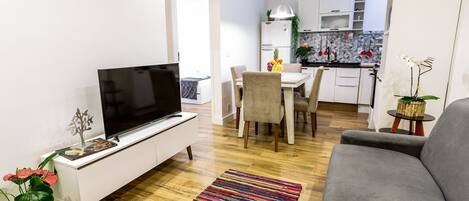 Villa | Área de sala de estar | Smart TV de 43 pulgadas con canales por cable