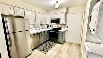 Fridge, microwave, stovetop, dishwasher