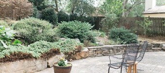 Walk to Marietta Square -The Cottage on Maple
