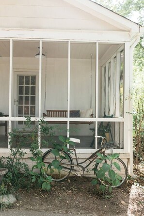 Terrace/patio - Walk to Marietta Square -The Cottage on Maple (Marietta)