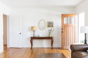 Interior - Walk to Marietta Square -The Cottage on Maple (Marietta)