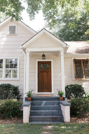 Exterior detail - Walk to Marietta Square -The Cottage on Maple (Marietta)