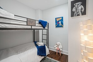 4 bedrooms, iron/ironing board, WiFi, bed sheets