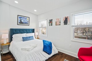 4 bedrooms, iron/ironing board, WiFi, bed sheets