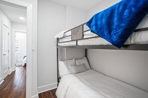 4 bedrooms, iron/ironing board, WiFi, bed sheets