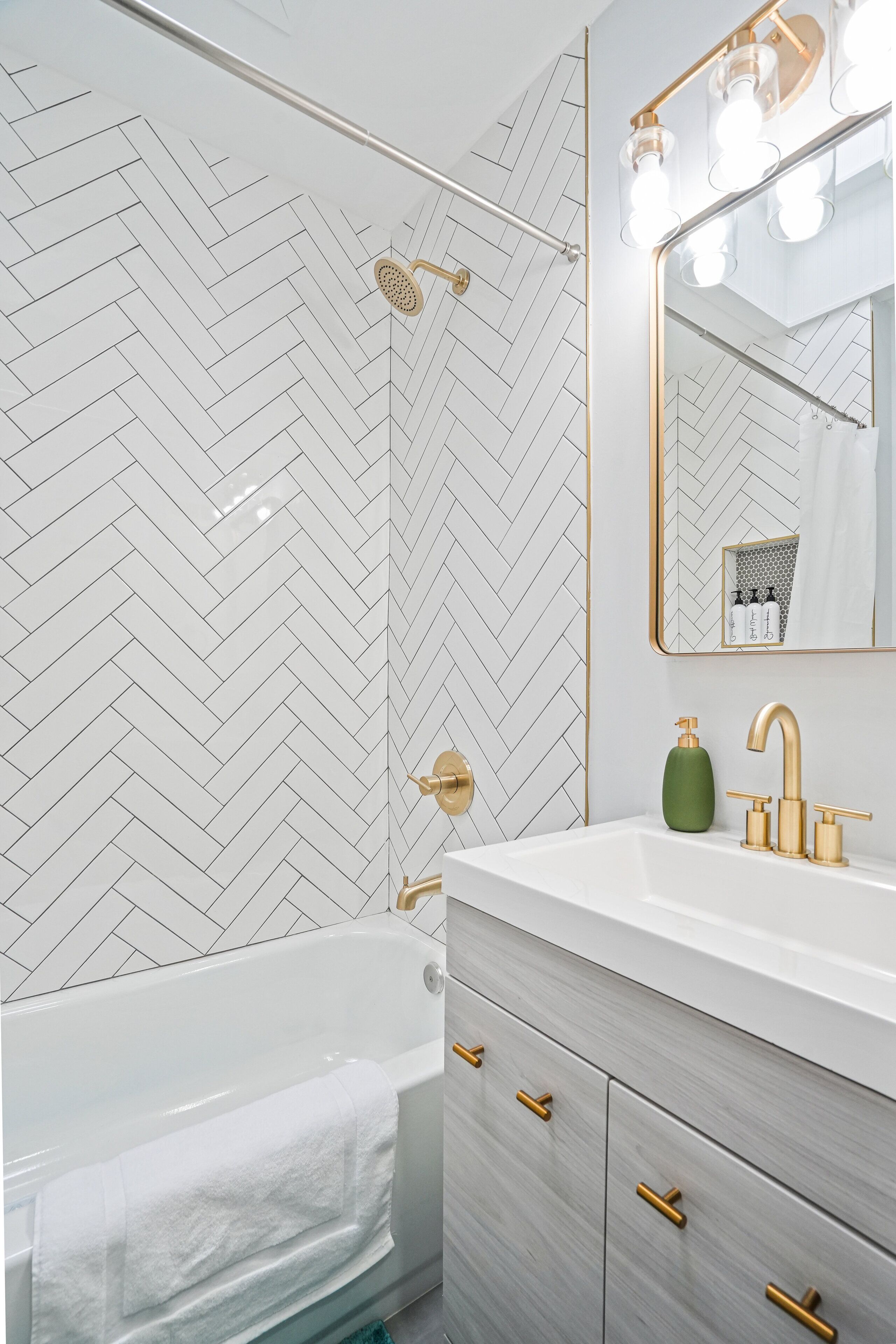 Ducha, secador de pelo, toallas, jabón