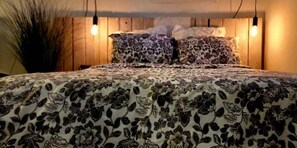 1 bedroom, bed sheets - Charming Modern Farmhouse Suite (Kenilworth)